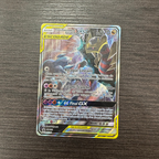Cartes Pokémon Carchacrok et Giratina GX