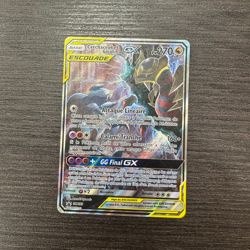 Cartes Pokémon Carchacrok et Giratina GX